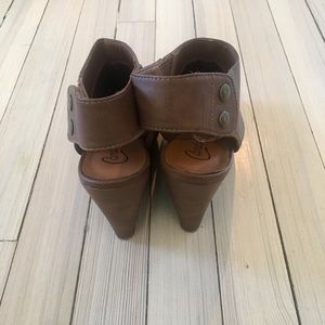 Candie’s wedge heel.